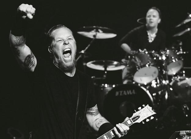 James Hetfield i Lars Ulrich na okładce książki "Metallica: Historie największych utworów"