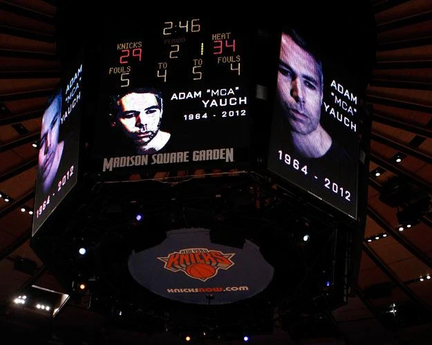 Koszykarze New York Knicks oddali hołd zmarłemu artyście fot. Jeff Zelevansky Koszykarze New York Knicks oddali hołd zmarłemu artyście fot. Jeff Zelevansky