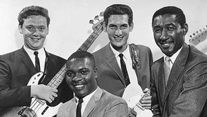 Donald 'Duck' Dunn (z lewej) ze zespołem Booker T. & the M.G.'s