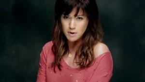 Świetnie wyglądająca Kelly Clarkson w teledysku "Dark Side"