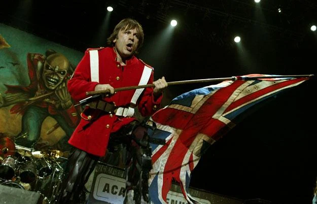 Bruce Dickinson (Iron Maiden) z dumą powiewa "Union Jackiem" fot. Karl Walter Bruce Dickinson (Iron Maiden) z dumą powiewa "Union Jackiem" fot. Karl Walter