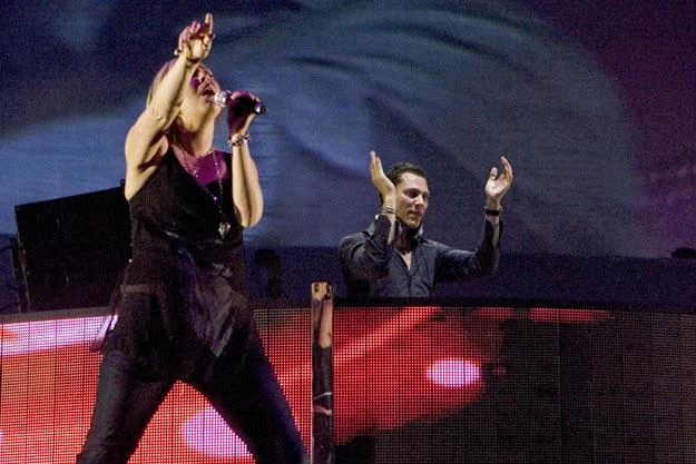 Tiesto w trakcie zarabiania kolejnych milionów (obok wokalistka Julie Thompson) Tiesto w trakcie zarabiania kolejnych milionów (obok wokalistka Julie Thompson)