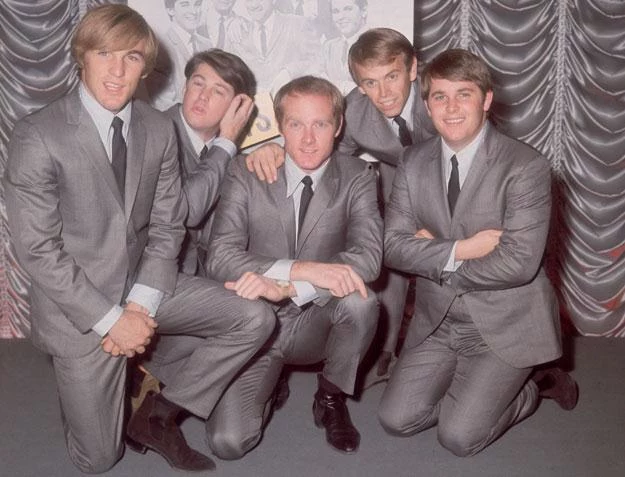 The Beach Boys w 1964 roku (Brian Wilson drugi z lewej) fot. Hulton Archive