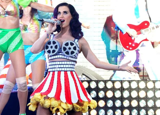 Katy Perry i jej niebezpieczny stanik fot. Kevin Winter Katy Perry i jej niebezpieczny stanik fot. Kevin Winter