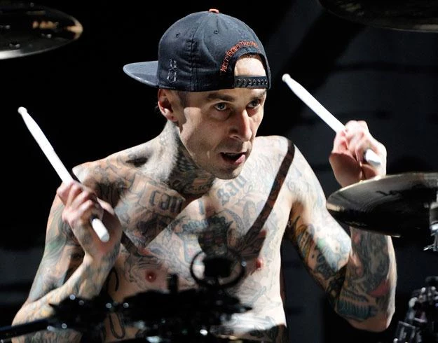 Travis Barker (Blink 182) panicznie boi się długich lotów fot. Ethan Miller