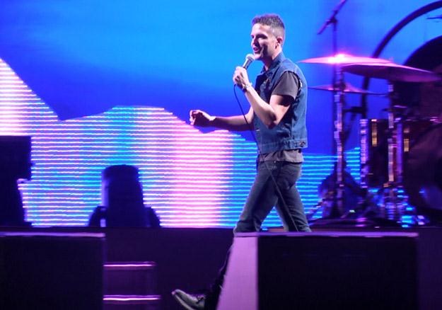 Brandon Flowers podczas koncertu The Killers na Coke Live 2012