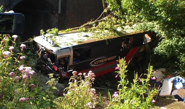 Autokar Baroness spadł z 9-metrowego wiaduktu