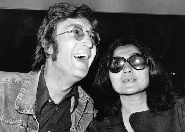 John Lennon, jego uzębienie i Yoko Ono fot. George Stroud