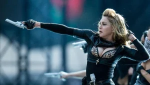 Madonna "wyciąga rękę" do Eltona Johna fot. Ian Gavan
