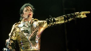 Michael Jackson w jednym ze swoich scenicznych kostiumów - fot. Phil Walter