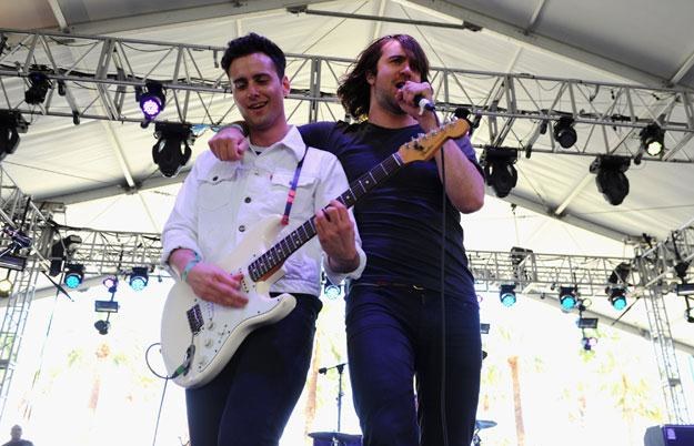 Gitarzysta Freddie Cowan i wokalista Justin Young z The Vaccines fot. Michael Buckner