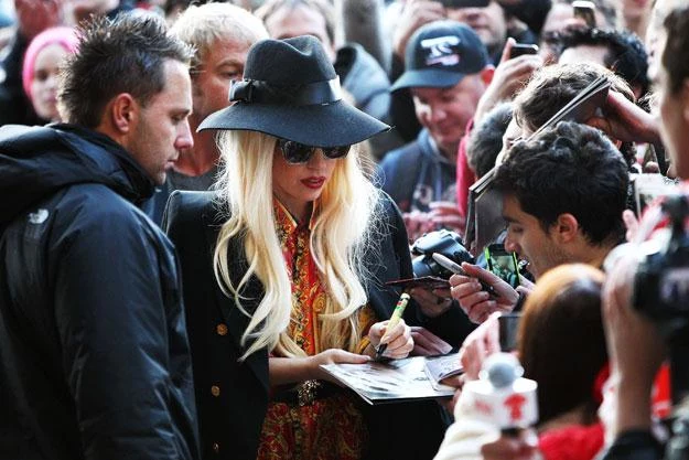 Lady Gaga w otoczeniu prawdziwych fanów fot. Graham Denholm