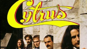 Marian Narkowicz (w środku) na okładce płyty "Kurza twarz" grupy Cytrus