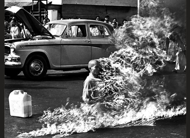 Na okładce debiutu RATM znalazło się zdjęcie wietnamskiego mnicha, dokonującego samospalenia (1963)