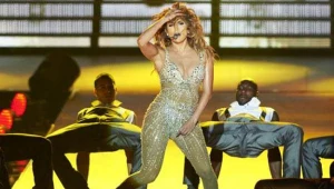 Jennifer Lopez w Gdańsku: Wypatruje fanów? fot. Adam Warżawa