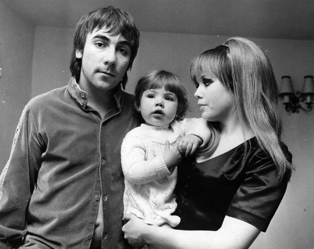 Keith Moon z Kim Kerrigan i córeczką Mandy fot. Ian Tyas