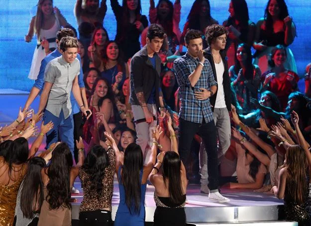 One Direction zawsze w otoczeniu fanek - fot. Christopher Polk One Direction zawsze w otoczeniu fanek - fot. Christopher Polk