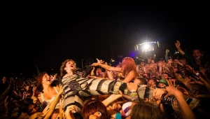 Justin Hawkins (The Darkness) na rękach woodstockowej publiczności - fot. Paweł Wołochowicz