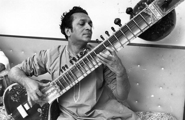 Ravi Shankar w 1966 roku - fot. Express Newspapers