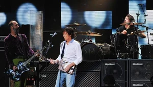 Paul McCartney (w środku) plus Krist Novoselic i Dave Grohl z Nirvany - fot. Larry Busacca