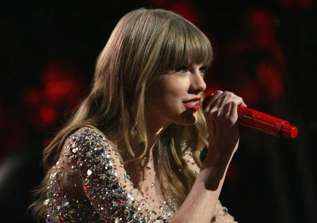 Taylor Swift dzieli się swoją fortuną fot. Kevin Kane Taylor Swift dzieli się swoją fortuną fot. Kevin Kane