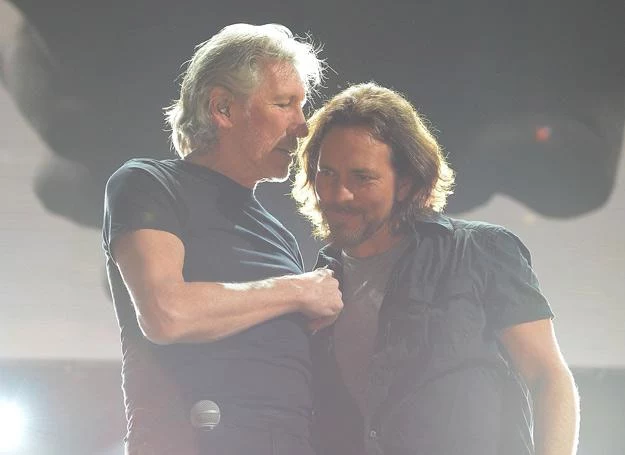 Roger Waters i Eddie Vedder podczas koncertu 12-12-12 - fot. Larry Busacca