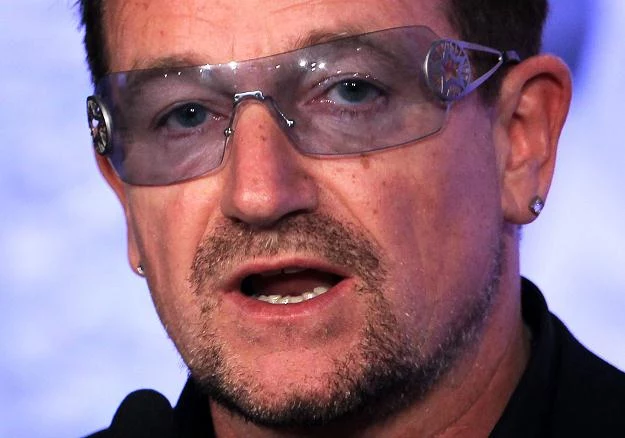 Bono (U2) nie rozstaje się z okularami przeciwsłonecznymi fot. Alex Wong