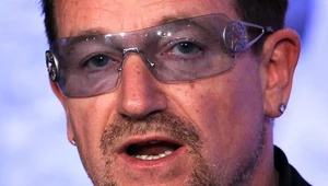 Bono (U2) nie rozstaje się z okularami przeciwsłonecznymi fot. Alex Wong