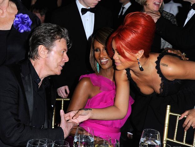 David Bowie i Rihanna, w środku żona artysty Iman fot. Andrew H. Walker