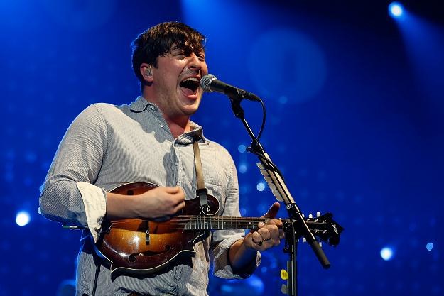 Marcus Mumford i jego synowie o włos przegrali z "Nędznikami" - fot. Simone Joyner