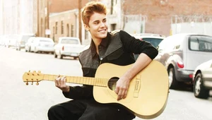 Justin Bieber z gitarą akustyczna