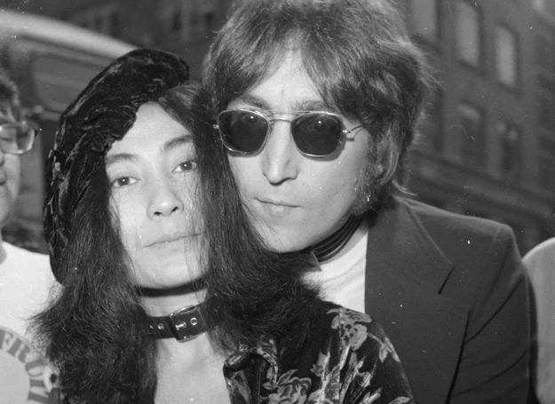 Yoko Ono i John Lennon w Londynie na początku lat 70. - fot. Central Press/Hulton Archive