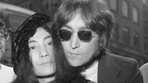 Yoko Ono i John Lennon w Londynie na początku lat 70. - fot. Central Press/Hulton Archive