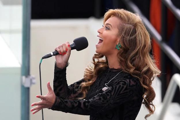 Beyonce podczas wykonywania amerykańskiego hymnu - fot. Mark Wilson