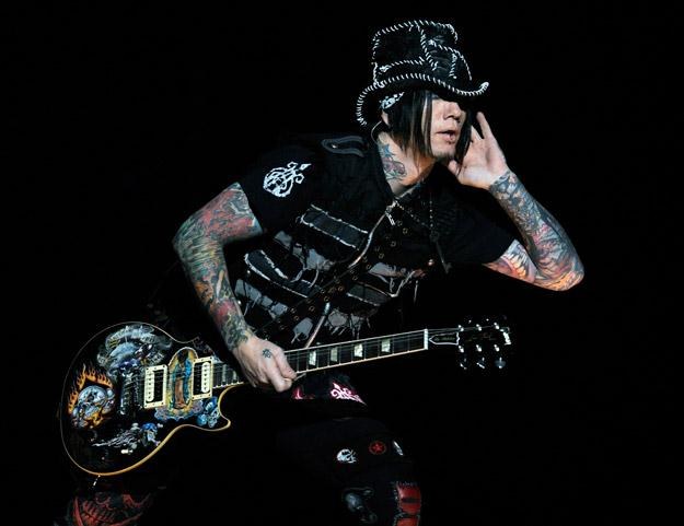 DJ Ashba mało przekonująco tłumaczy spóźnienia Gunsów - fot. Ethan Miller