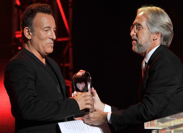 Bruce Springsteen odbiera nagrodę z rąk Neila Portnowa - fot. Larry Busacca