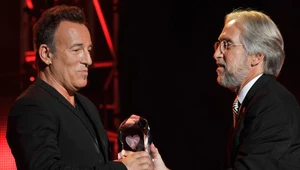 Bruce Springsteen odbiera nagrodę z rąk Neila Portnowa - fot. Larry Busacca