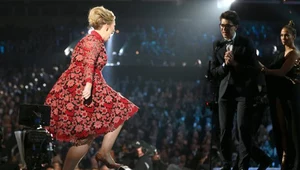 Adele wchodzi na scenę, a dowcipniś już na nią czeka - fot. Christopher Polk
