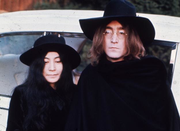 Yoko Ono i John Lennon - fot. Fox Photos/Hulton Archive