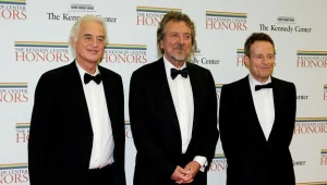 Led Zeppelin: Robert Plant (w środku) w towarzystwie koziorożców fot. Pool