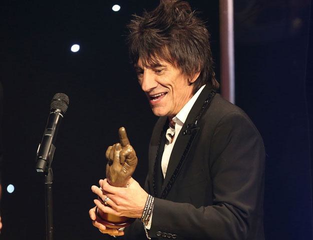 Ronnie Wood (The Rolling Stones) ze statuetką "NME" fot. Tim Whitby