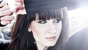 Sylwia Grzeszczak na okładce singla "Flirt"
