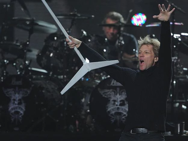 Jon Bon Jovi na scenie dwoi się i troi - fot. Larry Busacca