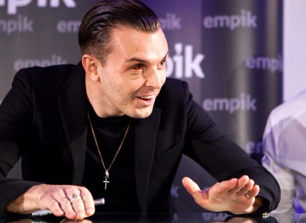 Theo Hutchcraft jest wokalistą grupy Hurts - fot. Karol Serewis