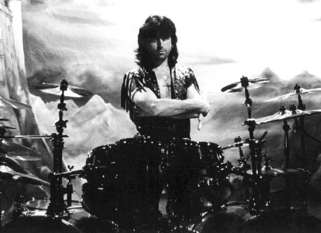 Cozy Powell w 1990 roku jako muzyk Black Sabbath