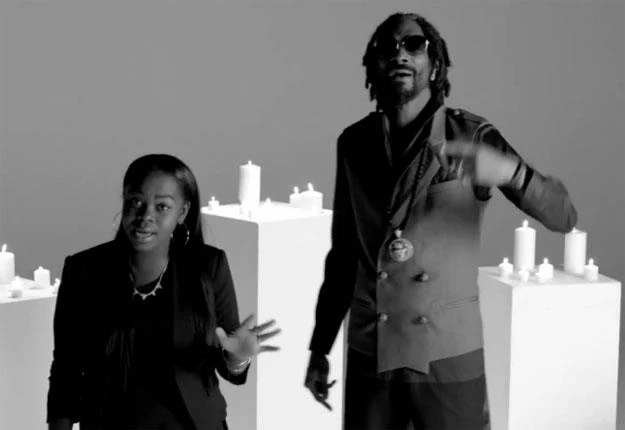 Cori Broadus i jej słynny ojciec w klipie "No Guns Allowed" Cori Broadus i jej słynny ojciec w klipie "No Guns Allowed"
