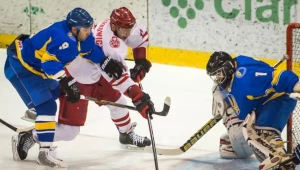 Reprezentant Polski Maciej Urbanowicz w ataku na ukraińską bramkę