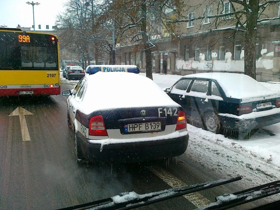 Bywa, że policjanci lekceważą przepisy również i w ten sposób