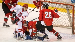 Grzegorz Pasiut (L) strzela pierwszego gola, pokonując bramkarz Węgier Miklosa Rajna.