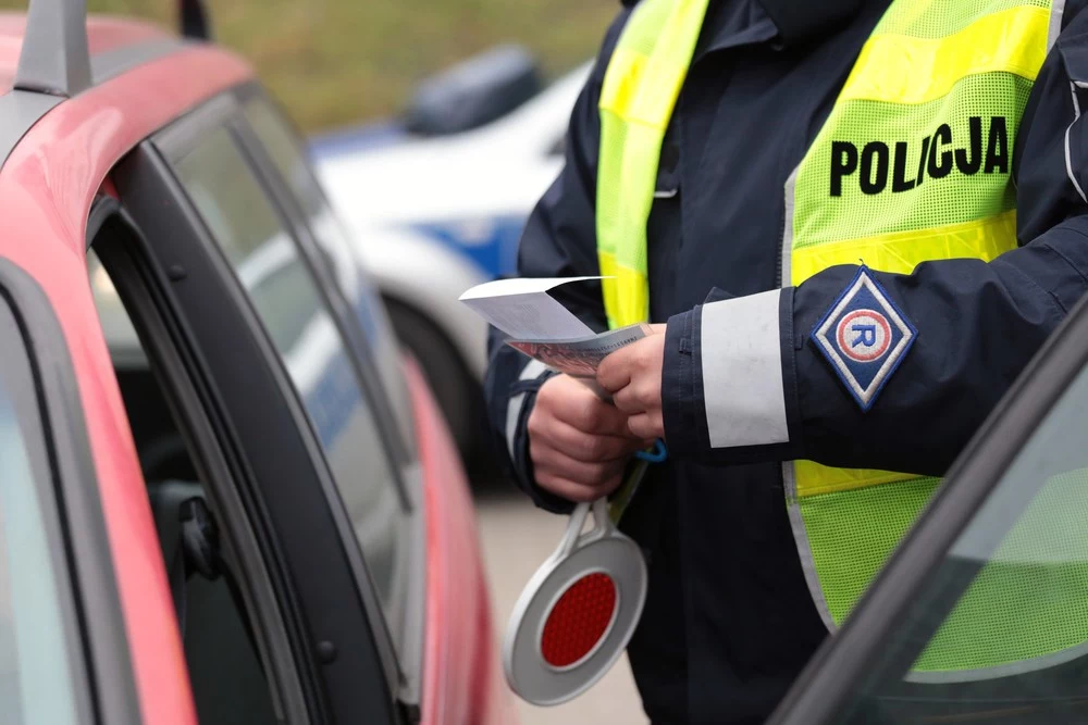 Przekroczenie prędkości o 50 km/h oznacza, że policjant od razu zabierze nam prawo jazdy